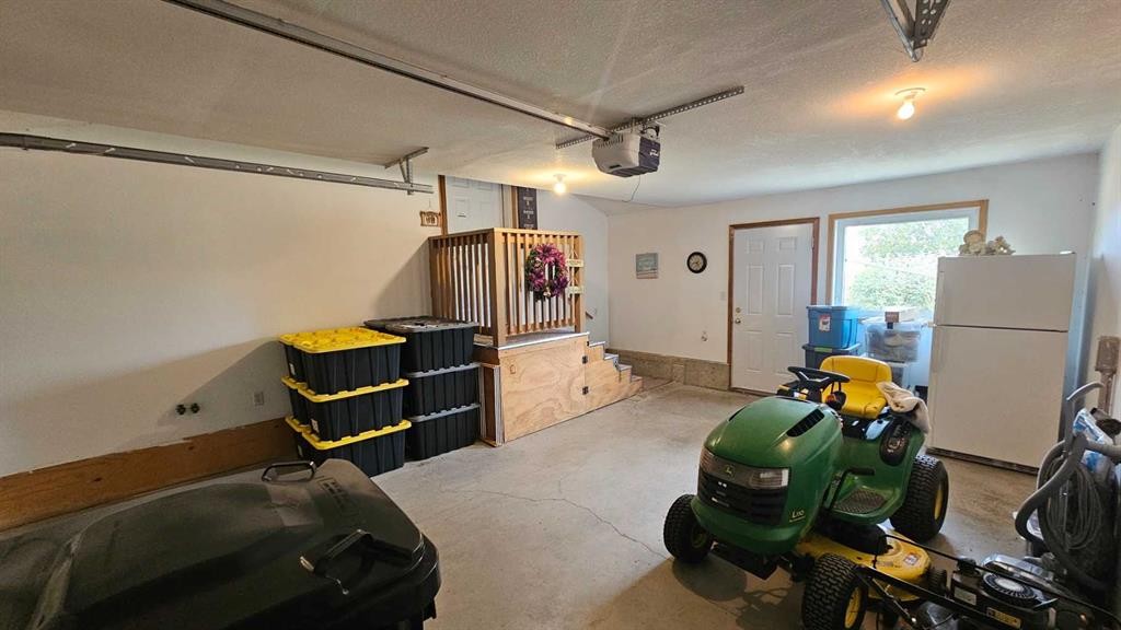 507 1 Avenue, Warner, AB - Indoor Photo Showing Garage