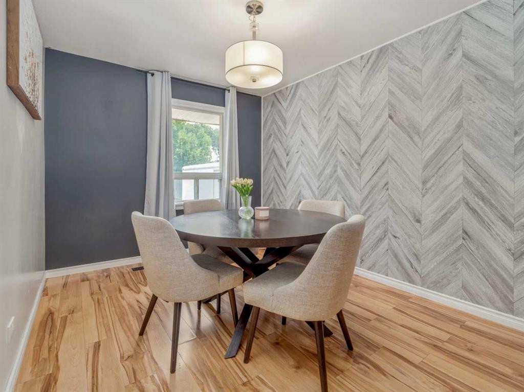 731 17 Street North, Lethbridge, AB - Indoor Photo Showing Dining Room