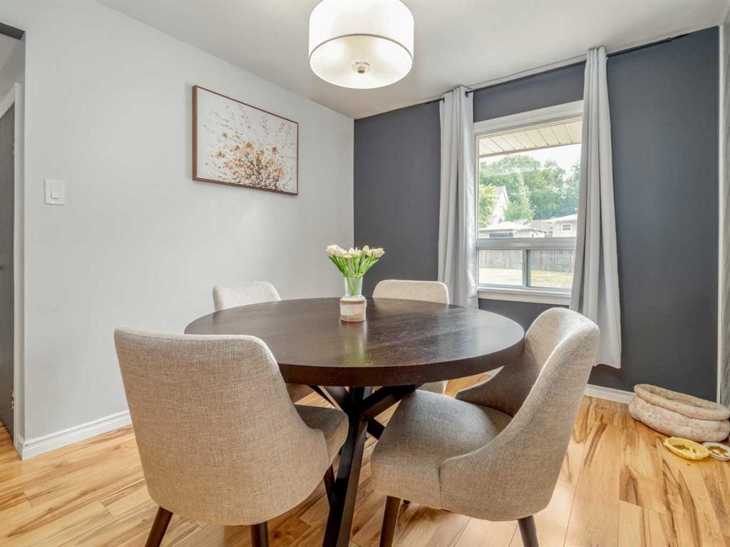 731 17 Street North, Lethbridge, AB - Indoor Photo Showing Dining Room