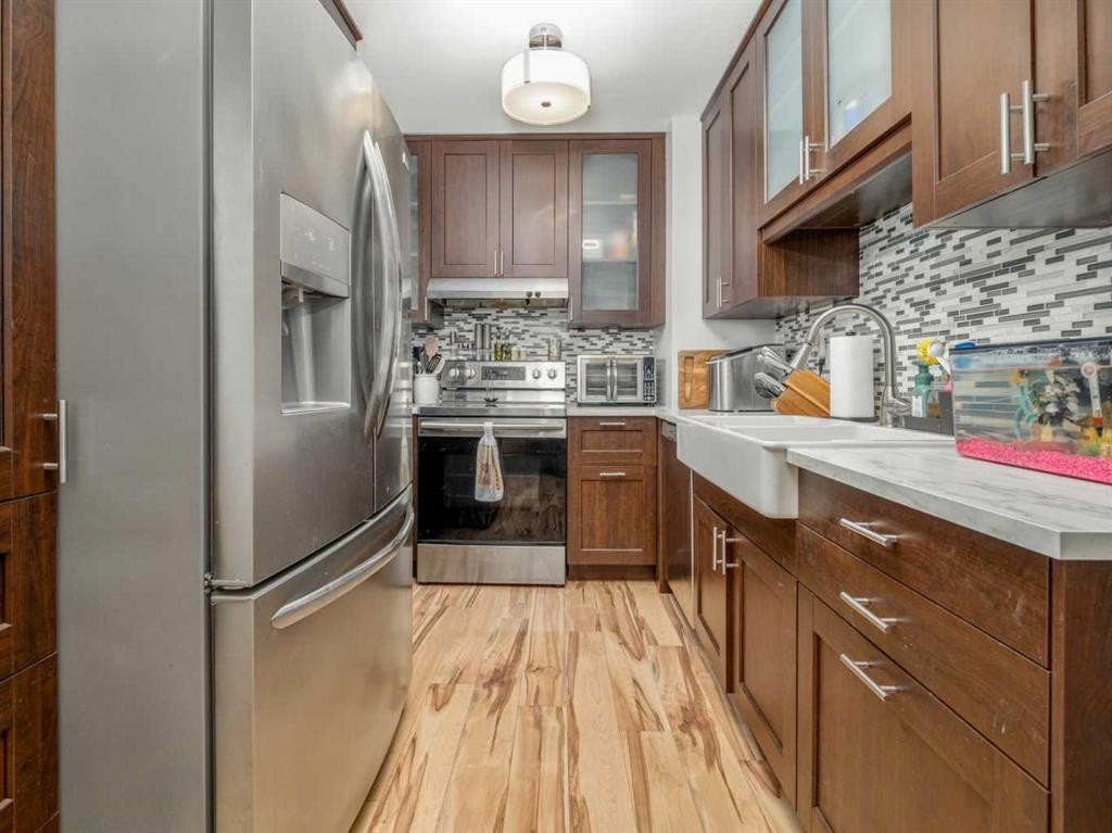 731 17 Street North, Lethbridge, AB - Indoor Photo Showing Kitchen With Upgraded Kitchen