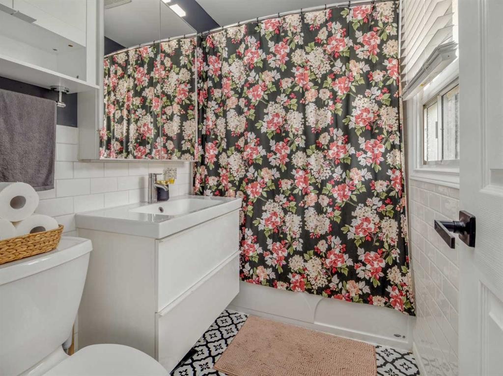 731 17 Street North, Lethbridge, AB - Indoor Photo Showing Bathroom