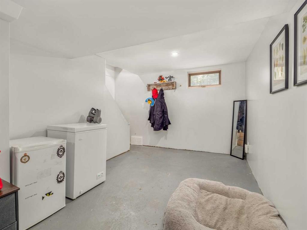 731 17 Street North, Lethbridge, AB - Indoor Photo Showing Laundry Room