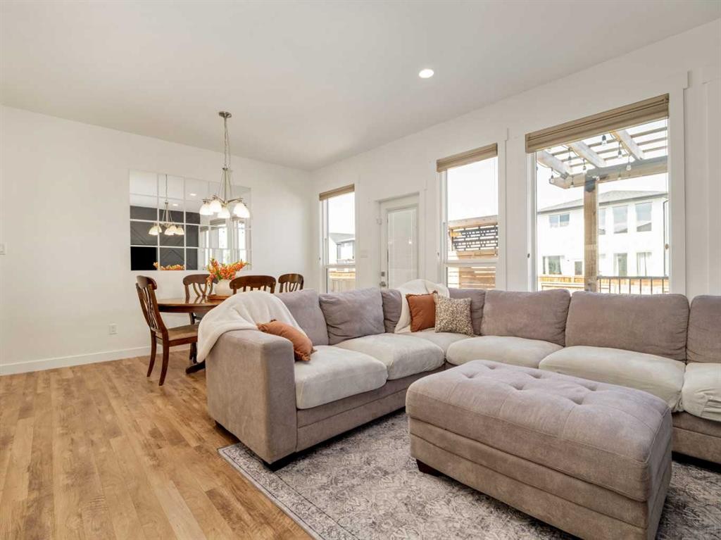 279 Northlander Bend West, Lethbridge, AB - Indoor Photo Showing Living Room