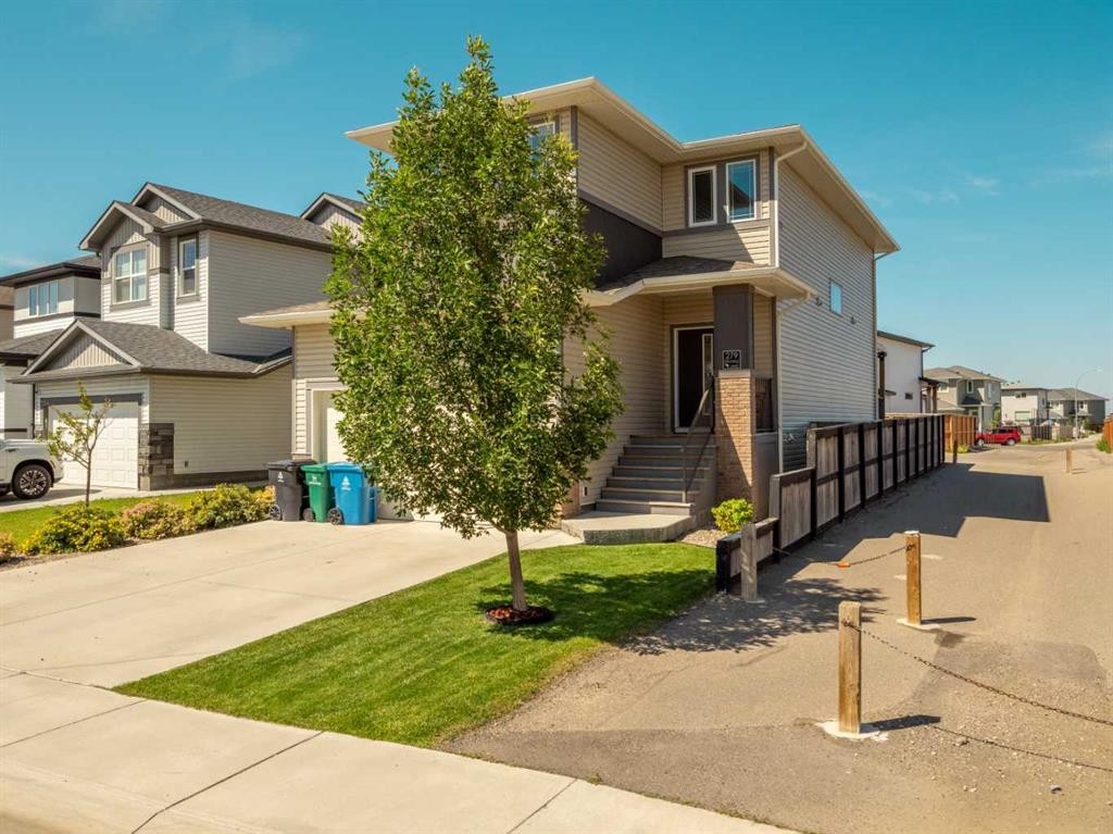 279 Northlander Bend West, Lethbridge, AB - Outdoor With Facade