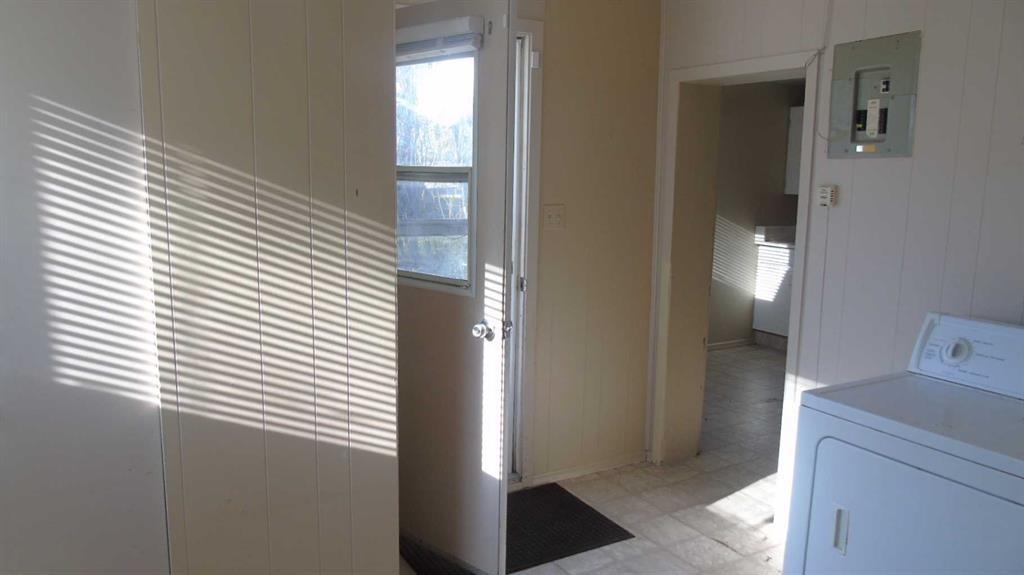 340 26 Street, Fort Macleod, AB - Indoor Photo Showing Laundry Room