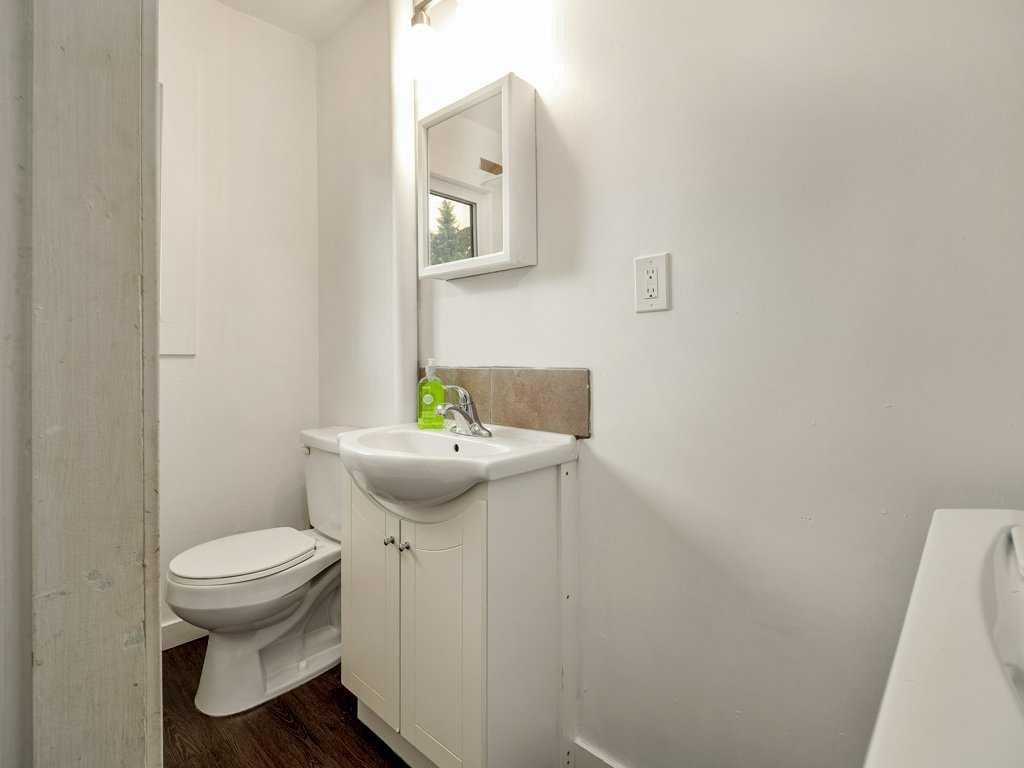 2209 22 Avenue, Coaldale, AB - Indoor Photo Showing Bathroom