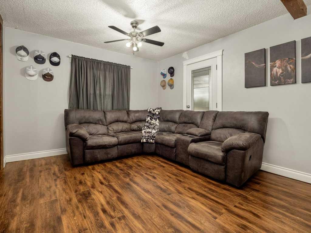 1503 20 Street, Coaldale, AB - Indoor Photo Showing Living Room
