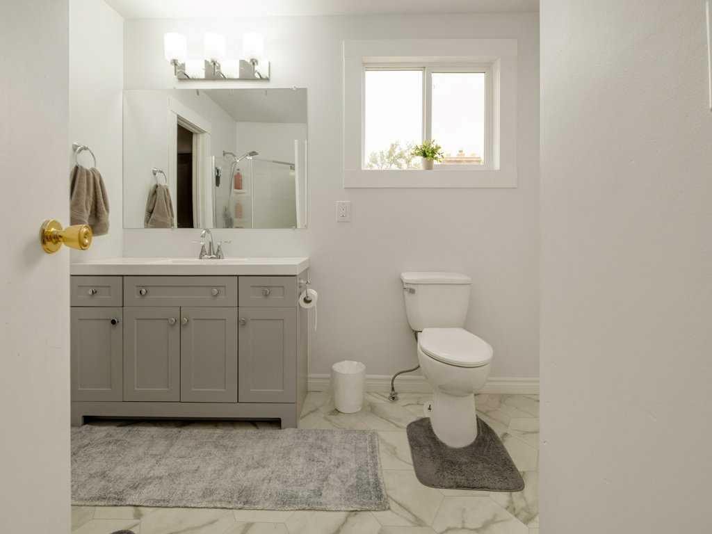 1503 20 Street, Coaldale, AB - Indoor Photo Showing Bathroom