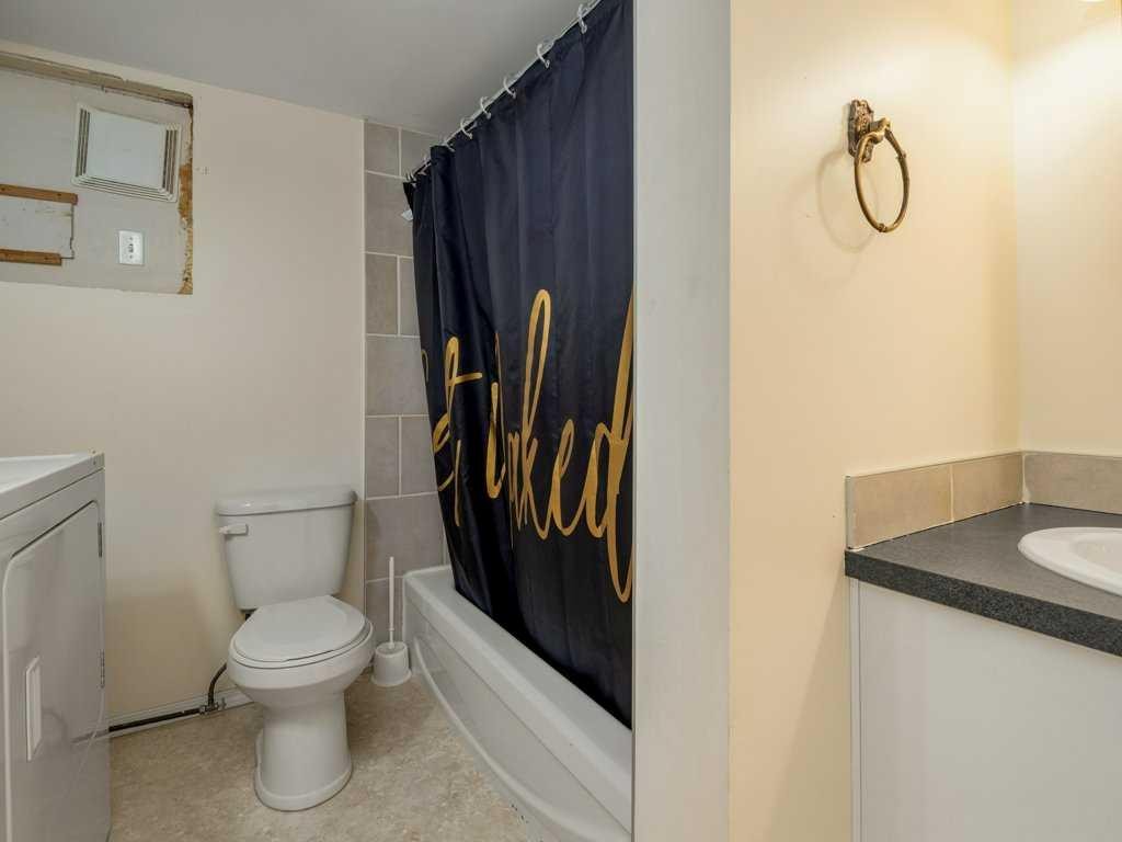 1503 20 Street, Coaldale, AB - Indoor Photo Showing Bathroom