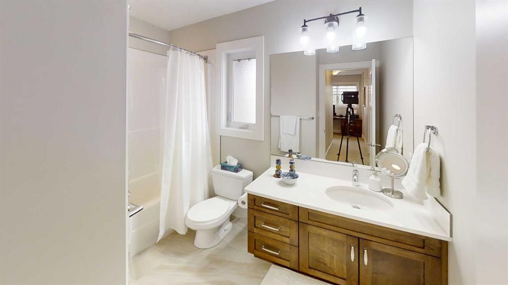 320 Stonecrest Place West, Lethbridge, AB - Indoor Photo Showing Bathroom