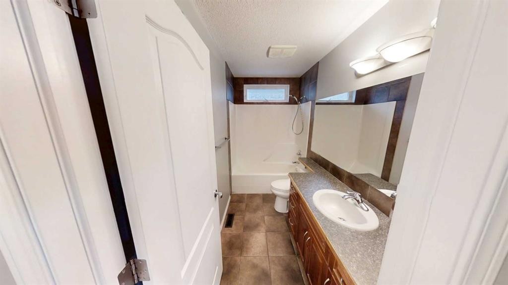 802 Aberdeen Place West, Lethbridge, AB - Indoor Photo Showing Bathroom