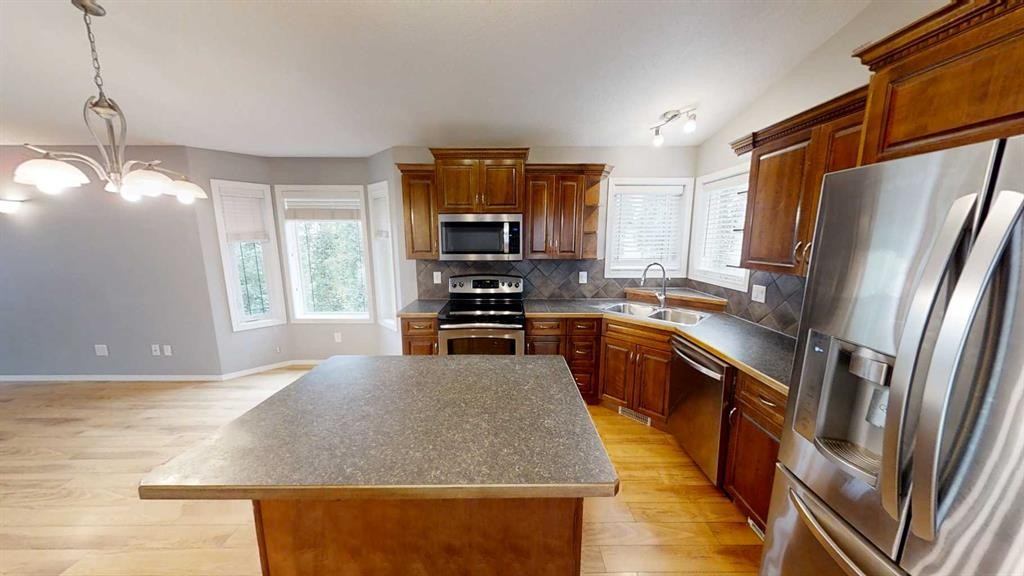 802 Aberdeen Place West, Lethbridge, AB - Indoor Photo Showing Kitchen