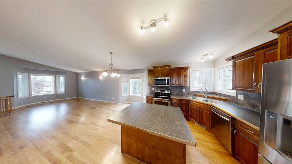 802 Aberdeen Place West, Lethbridge, AB - Indoor Photo Showing Kitchen With Double Sink