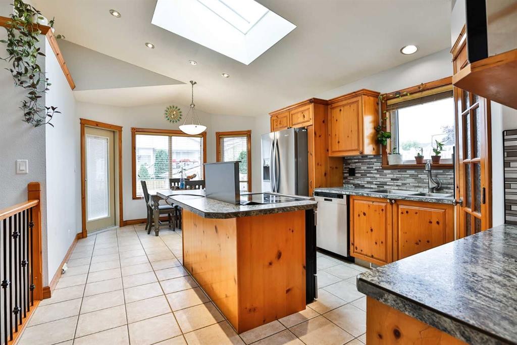 128 Cougar Road North, Lethbridge, AB - Indoor Photo Showing Kitchen