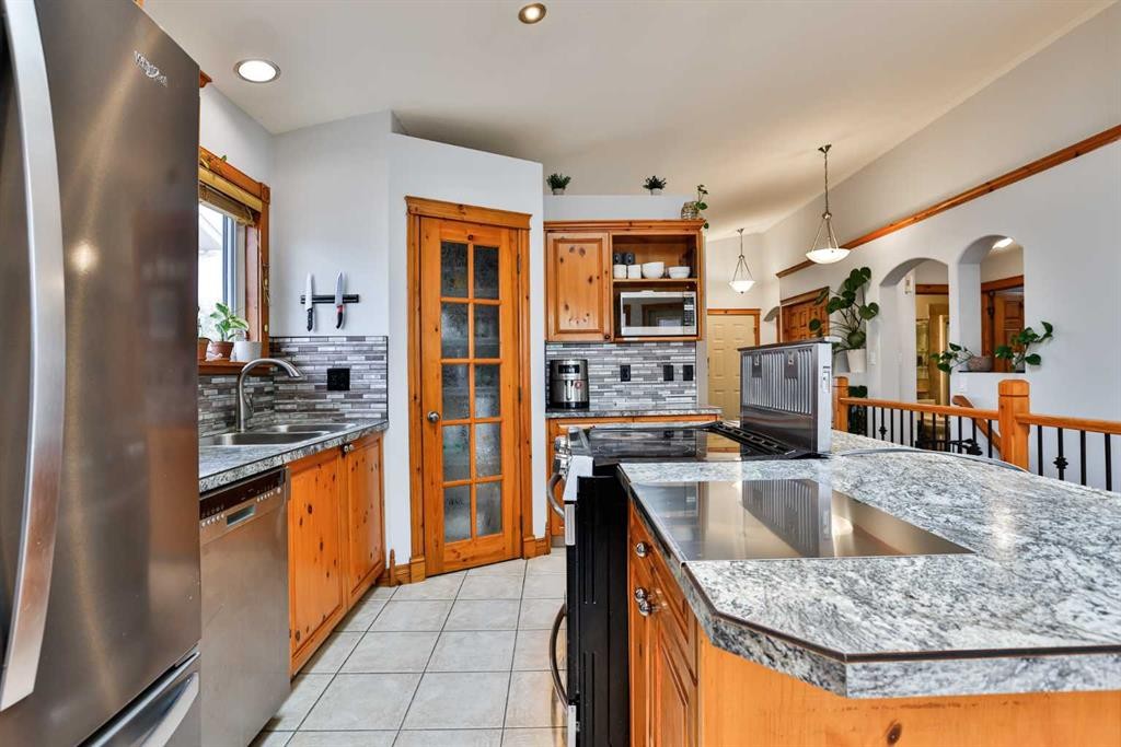128 Cougar Road North, Lethbridge, AB - Indoor Photo Showing Kitchen With Double Sink