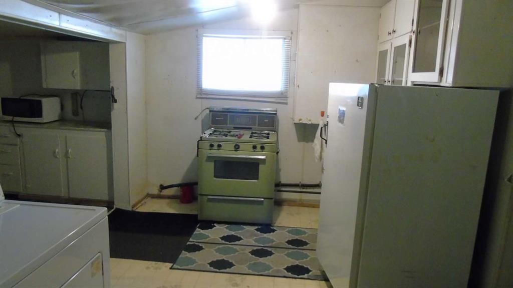 232 12 Street, Fort Macleod, AB - Indoor Photo Showing Laundry Room