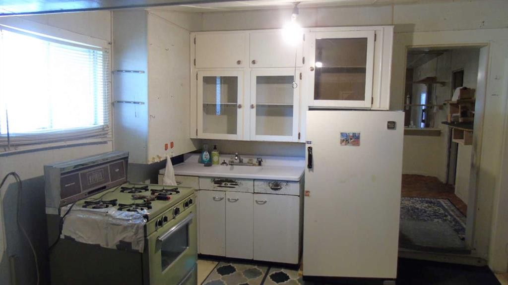 232 12 Street, Fort Macleod, AB - Indoor Photo Showing Kitchen