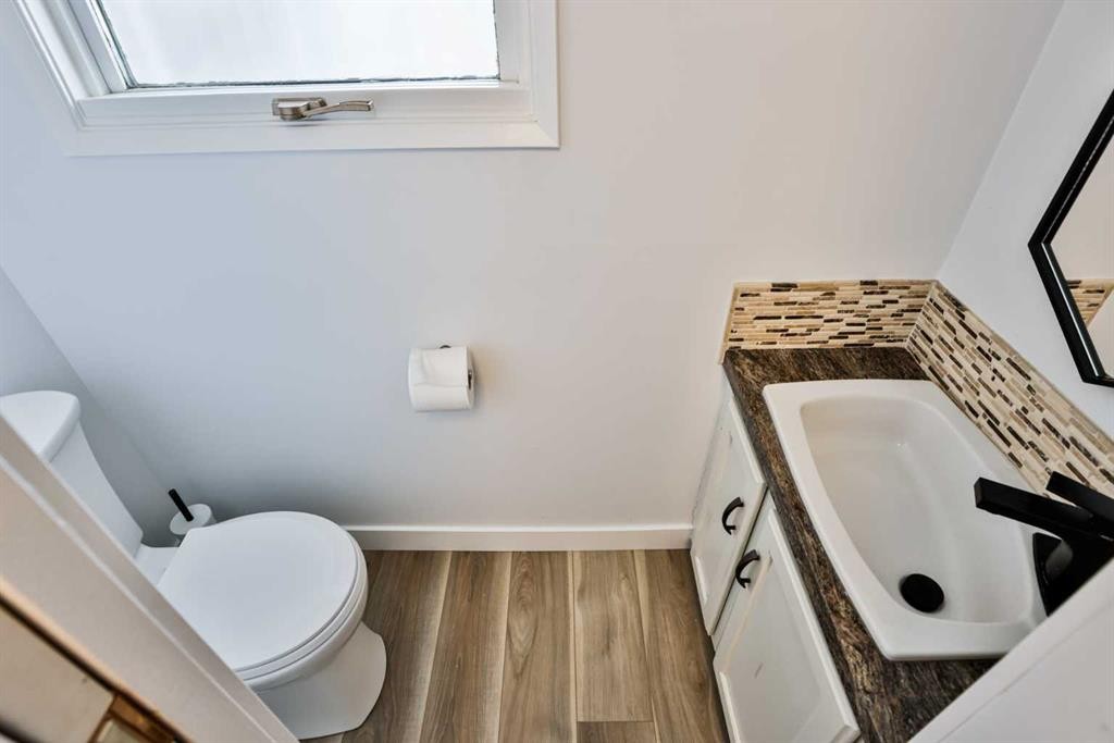 100 Eton Road West, Lethbridge, AB - Indoor Photo Showing Bathroom