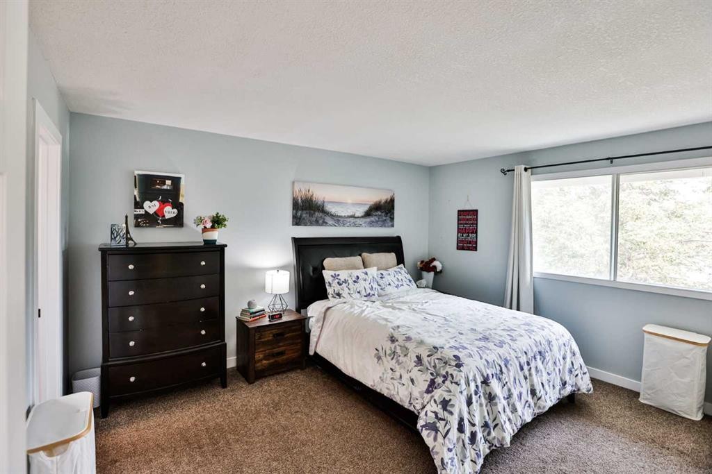 100 Eton Road West, Lethbridge, AB - Indoor Photo Showing Bedroom