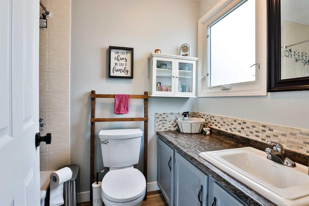 100 Eton Road West, Lethbridge, AB - Indoor Photo Showing Bathroom