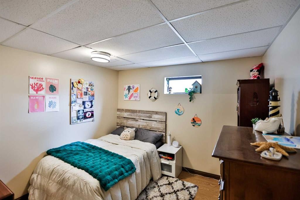 100 Eton Road West, Lethbridge, AB - Indoor Photo Showing Bedroom
