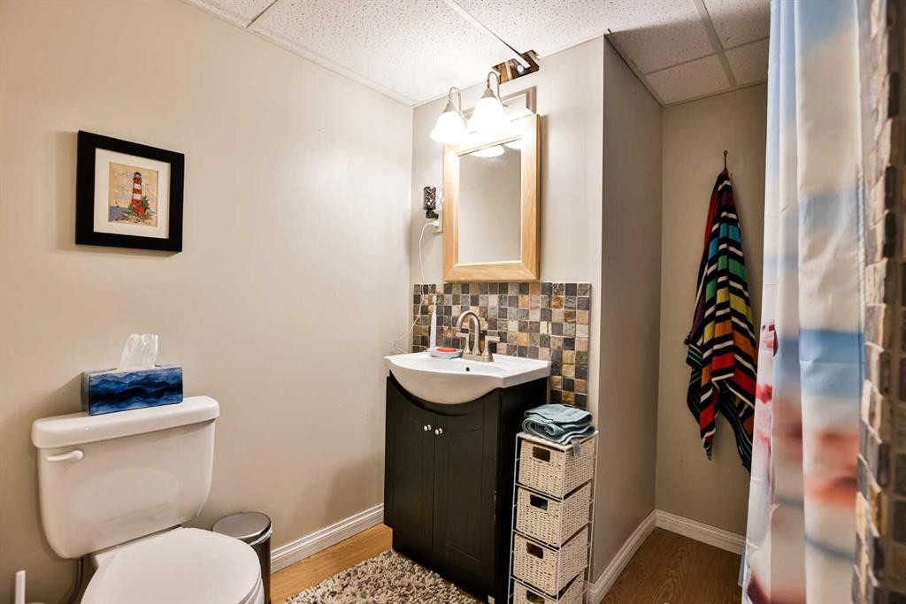 100 Eton Road West, Lethbridge, AB - Indoor Photo Showing Bathroom