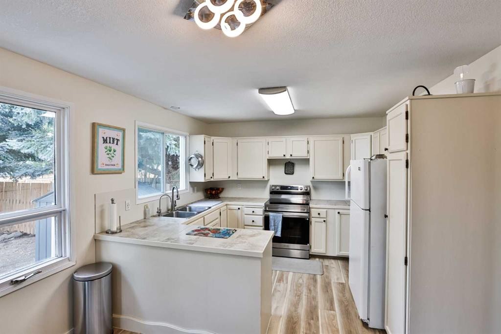 100 Eton Road West, Lethbridge, AB - Indoor Photo Showing Kitchen With Double Sink