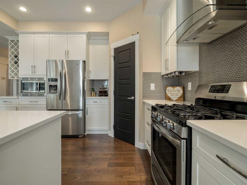 187 Westgate Drive, Coaldale, AB - Indoor Photo Showing Kitchen With Upgraded Kitchen