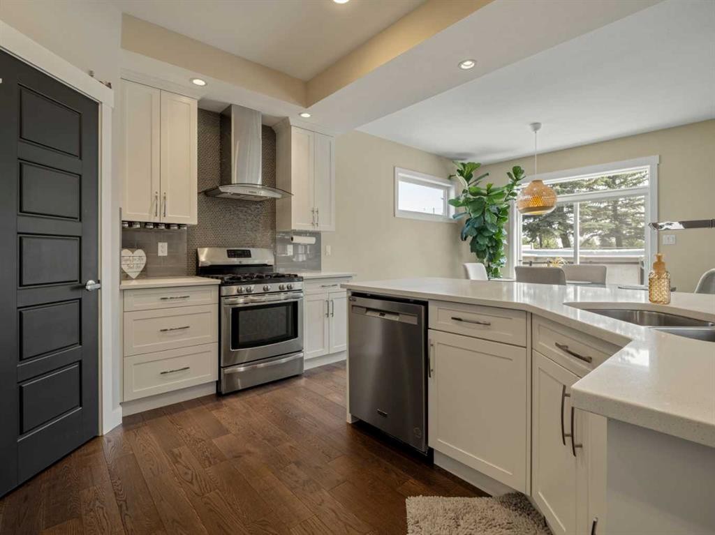 187 Westgate Drive, Coaldale, AB - Indoor Photo Showing Kitchen With Double Sink With Upgraded Kitchen