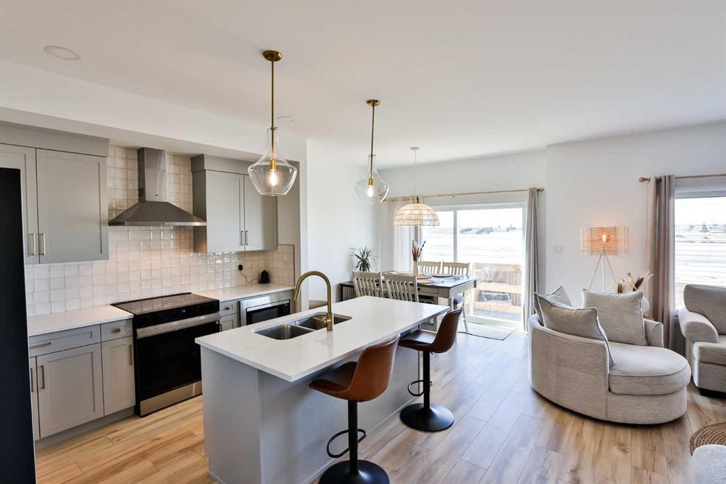 174 Caribou Bend North, Lethbridge, AB - Indoor Photo Showing Kitchen With Double Sink With Upgraded Kitchen