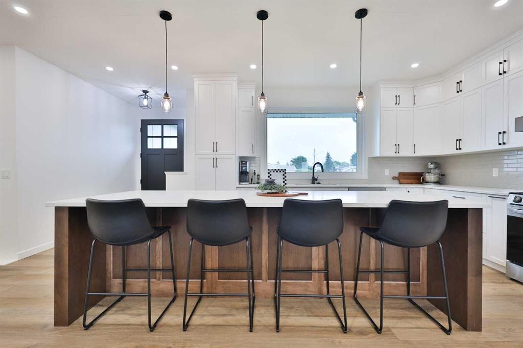 246 4A Street, Stirling, AB - Indoor Photo Showing Kitchen With Upgraded Kitchen