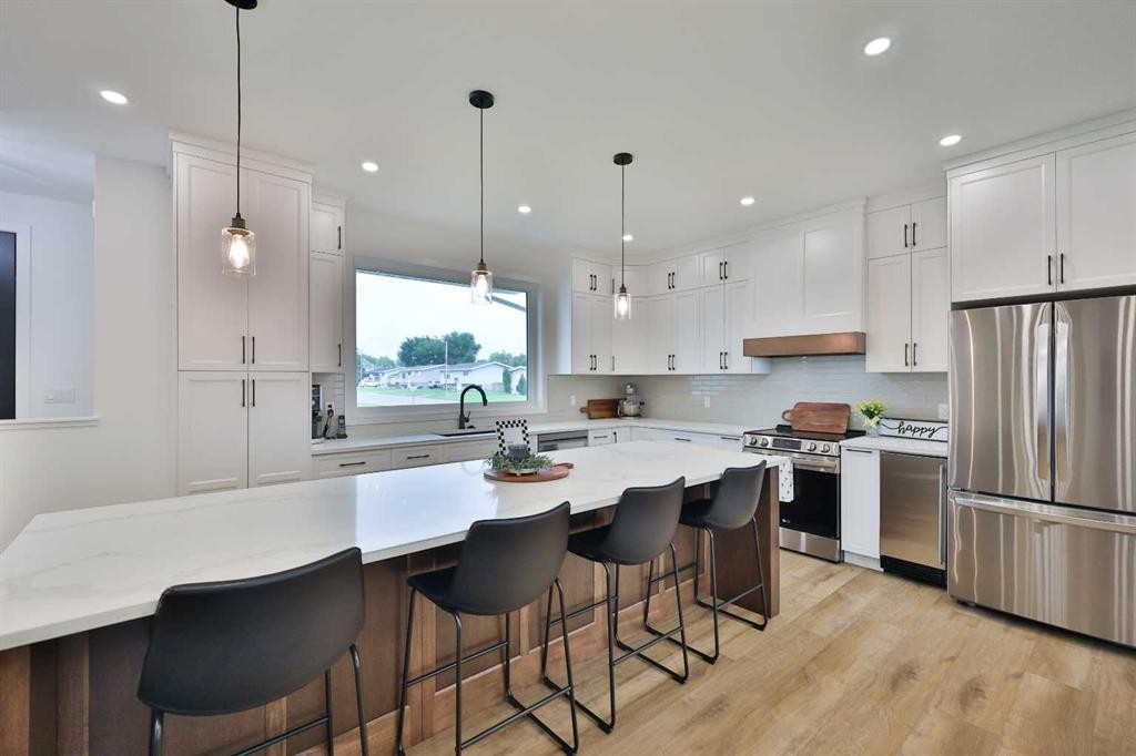 246 4A Street, Stirling, AB - Indoor Photo Showing Kitchen With Upgraded Kitchen