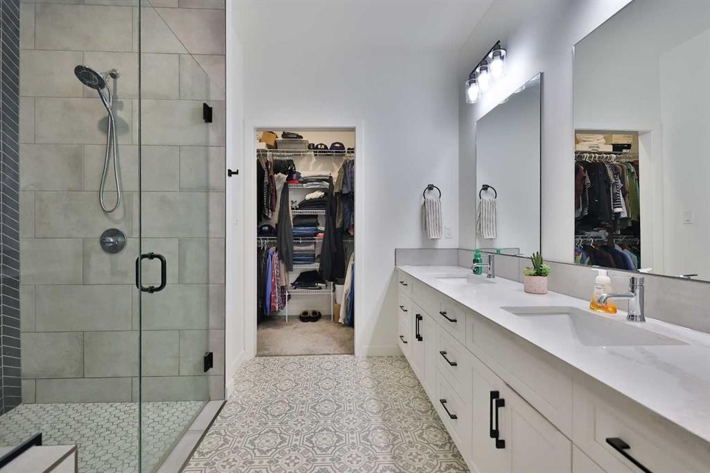 246 4A Street, Stirling, AB - Indoor Photo Showing Bathroom