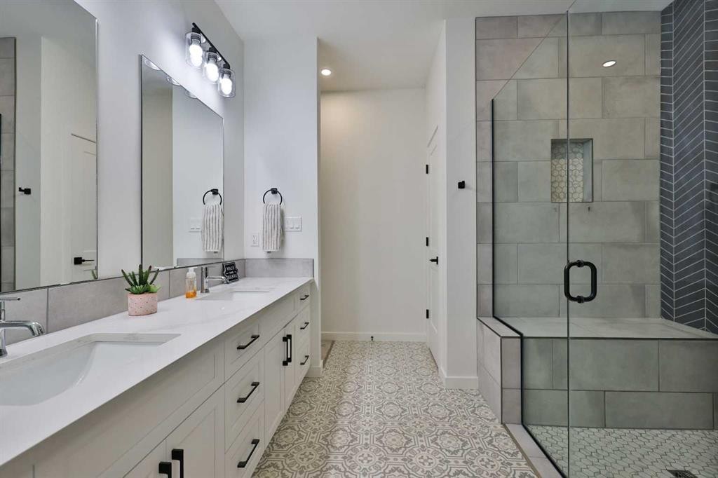 246 4A Street, Stirling, AB - Indoor Photo Showing Bathroom