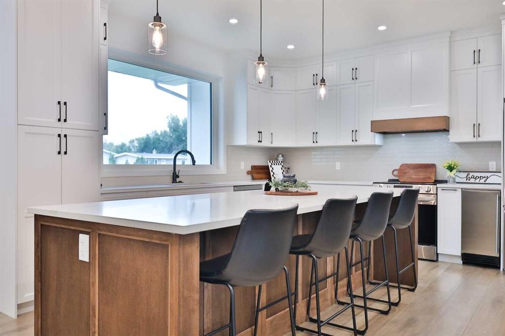 246 4A Street, Stirling, AB - Indoor Photo Showing Kitchen With Upgraded Kitchen