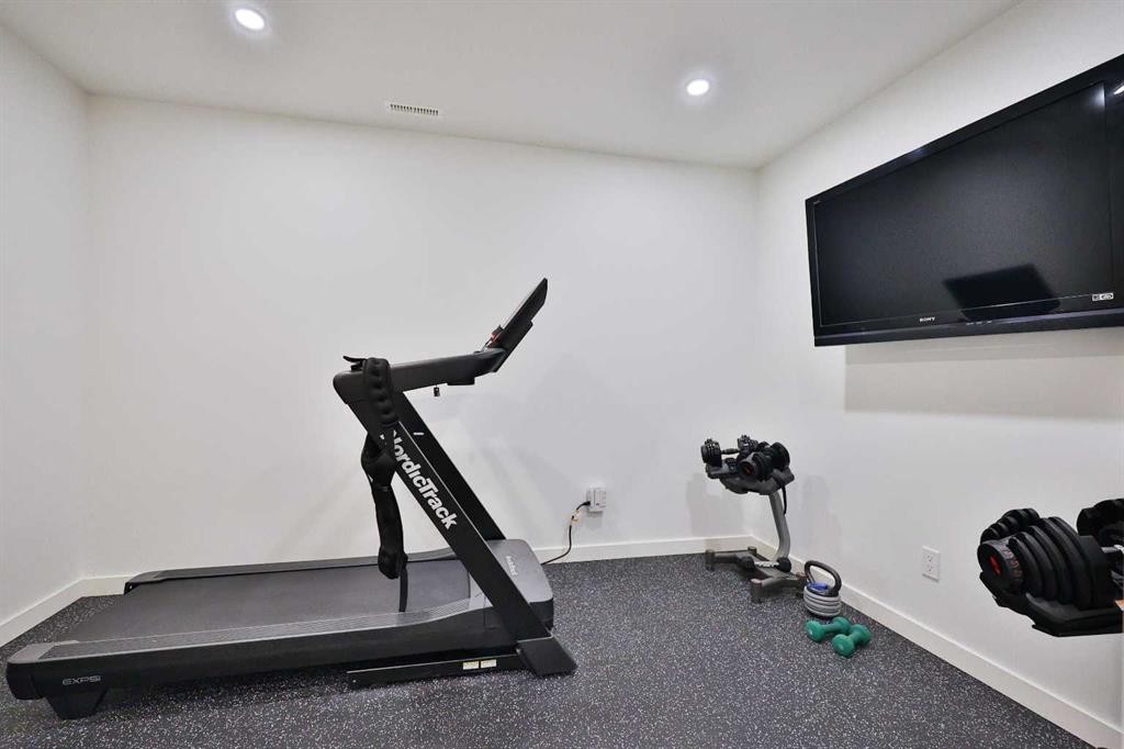 246 4A Street, Stirling, AB - Indoor Photo Showing Gym Room