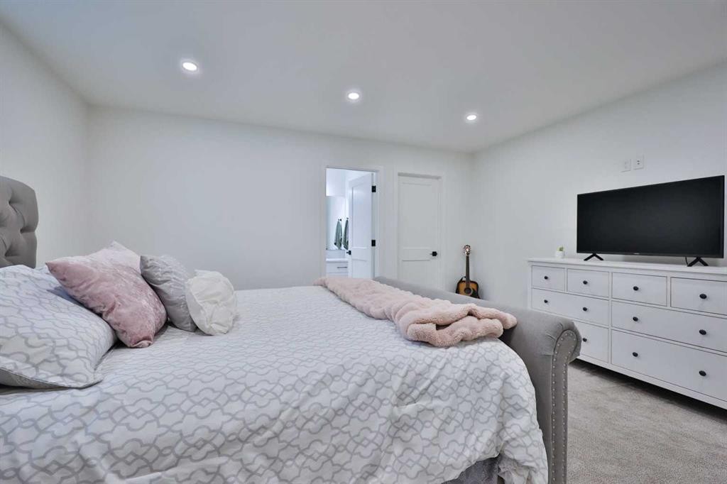 246 4A Street, Stirling, AB - Indoor Photo Showing Bedroom