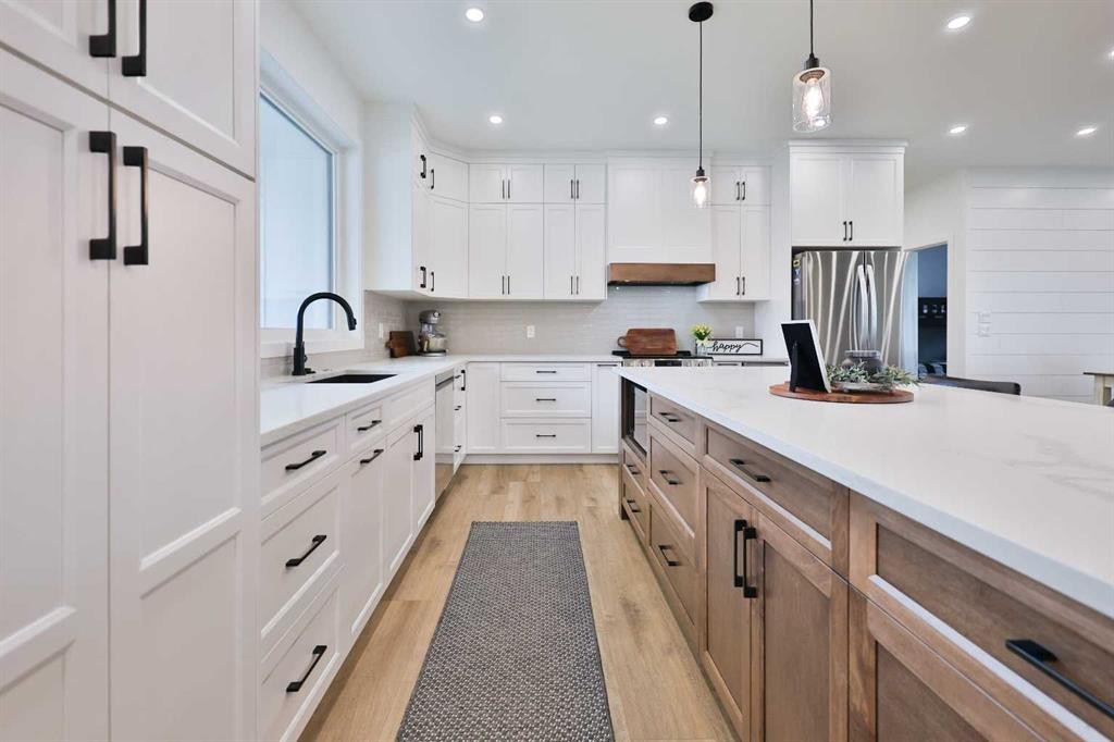 246 4A Street, Stirling, AB - Indoor Photo Showing Kitchen With Upgraded Kitchen