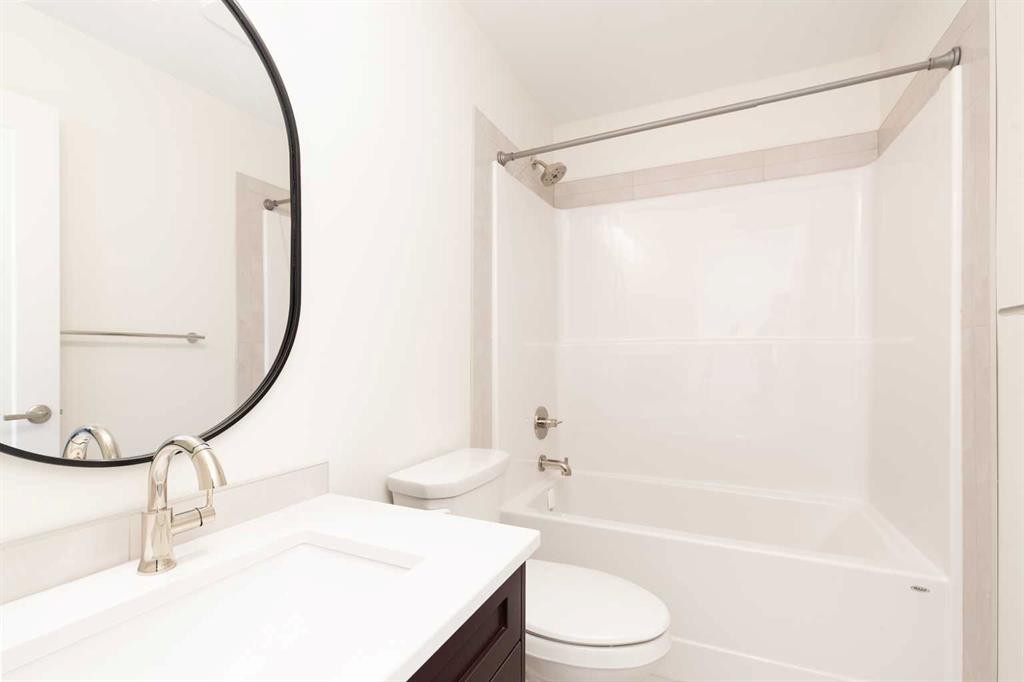 561 Malahat Green West, Lethbridge, AB - Indoor Photo Showing Bathroom