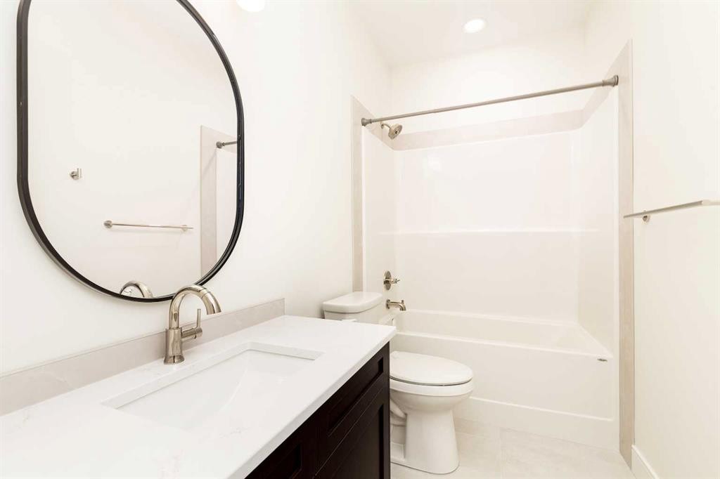 561 Malahat Green West, Lethbridge, AB - Indoor Photo Showing Bathroom