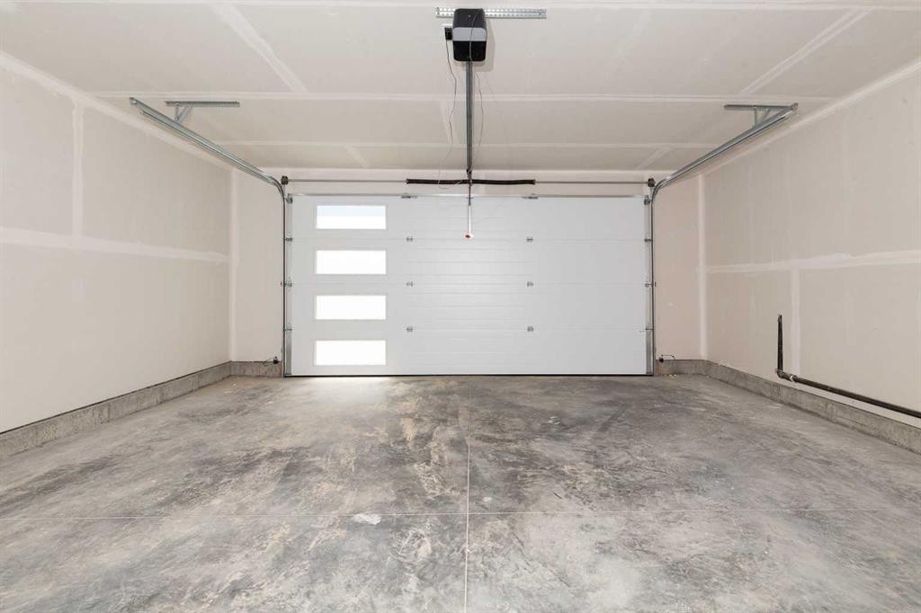 561 Malahat Green West, Lethbridge, AB - Indoor Photo Showing Garage