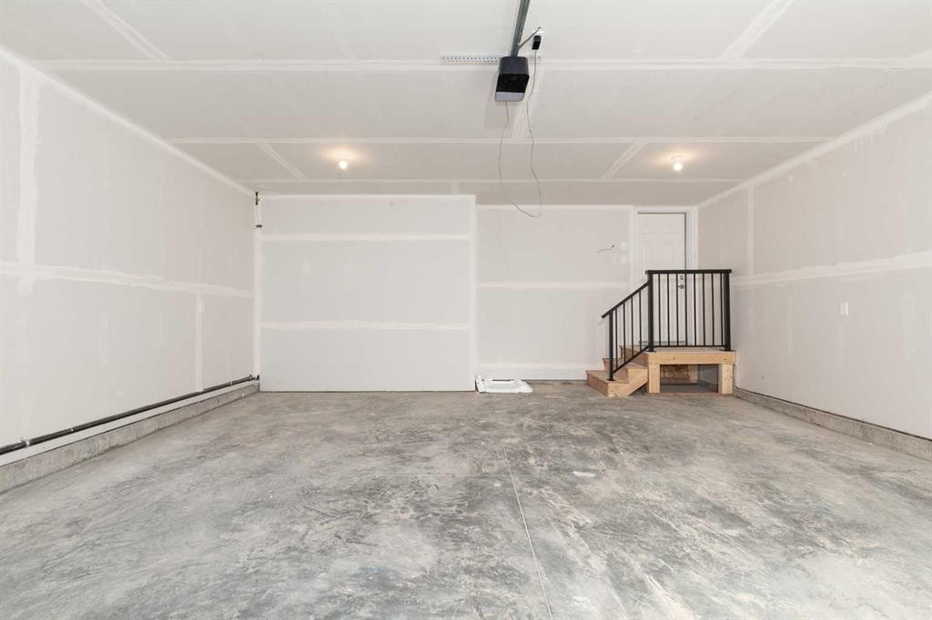 561 Malahat Green West, Lethbridge, AB - Indoor Photo Showing Garage