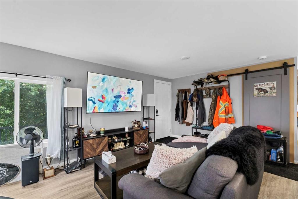 210 Dunbar Avenue West, Bow Island, AB - Indoor