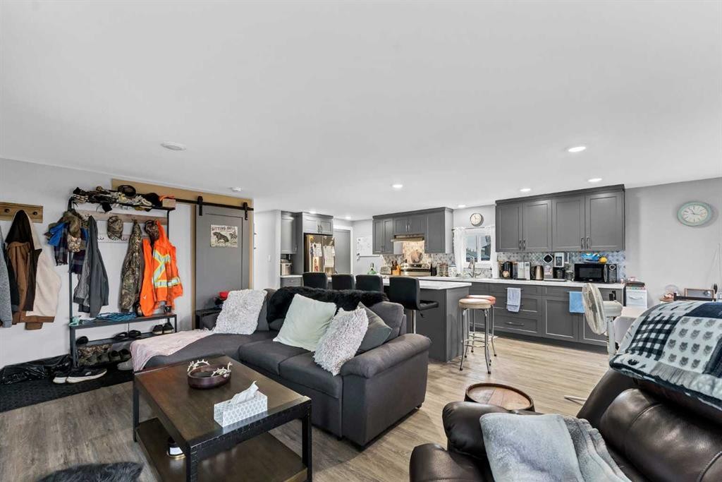 210 Dunbar Avenue West, Bow Island, AB - Indoor Photo Showing Living Room