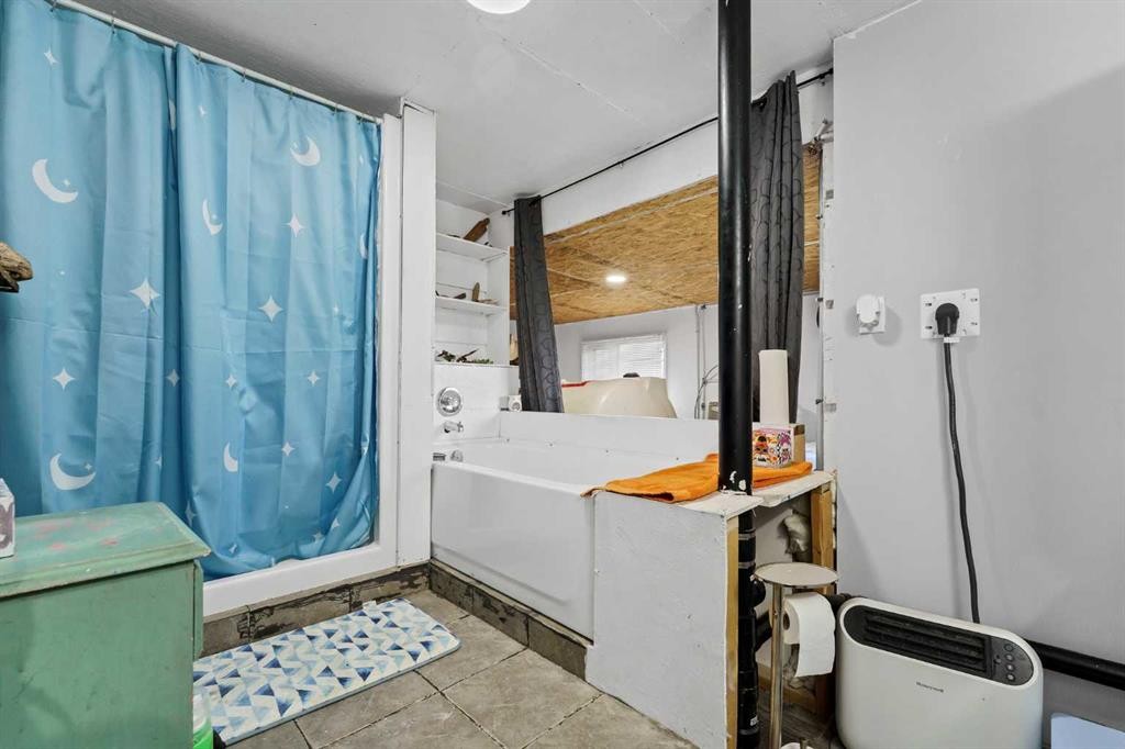 210 Dunbar Avenue West, Bow Island, AB - Indoor Photo Showing Bathroom