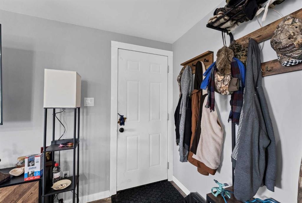 210 Dunbar Avenue West, Bow Island, AB - Indoor