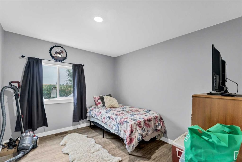 210 Dunbar Avenue West, Bow Island, AB - Indoor Photo Showing Bedroom