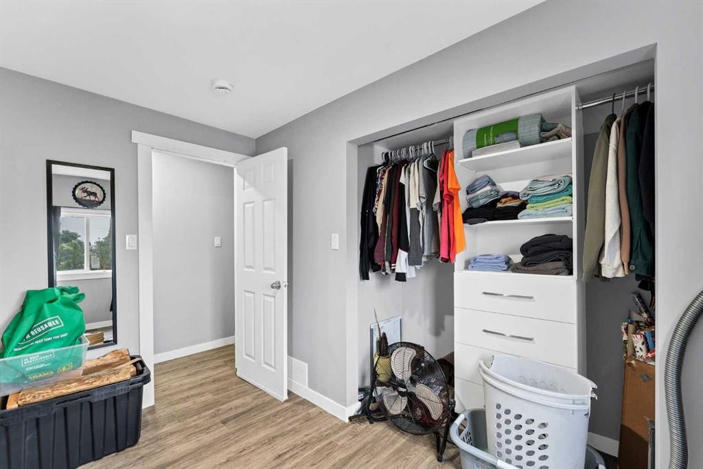 210 Dunbar Avenue West, Bow Island, AB - Indoor