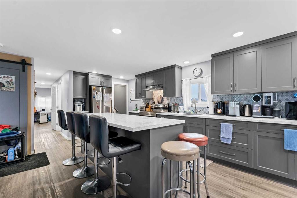 210 Dunbar Avenue West, Bow Island, AB - Indoor Photo Showing Kitchen With Upgraded Kitchen