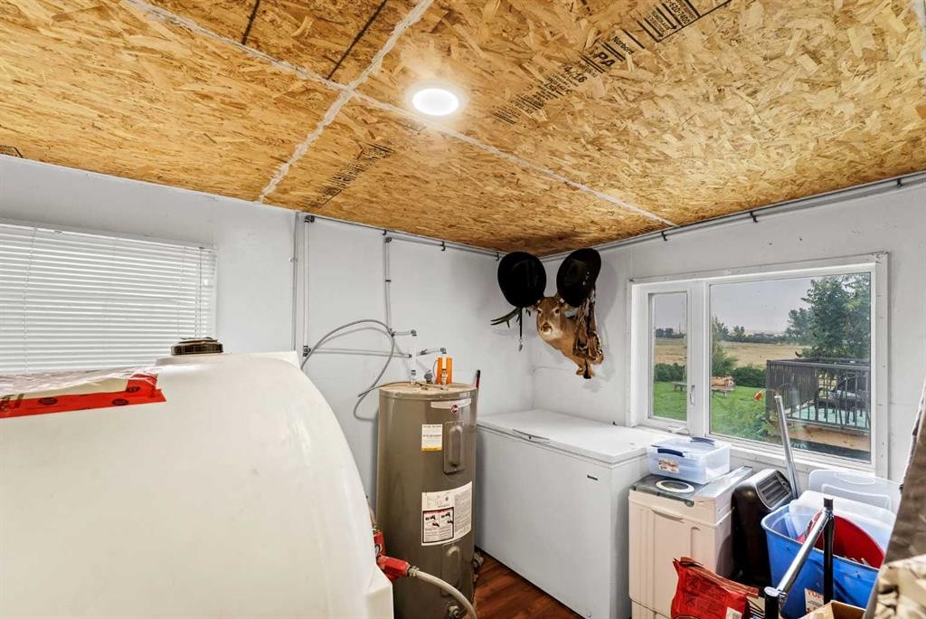 210 Dunbar Avenue West, Bow Island, AB - Indoor Photo Showing Laundry Room